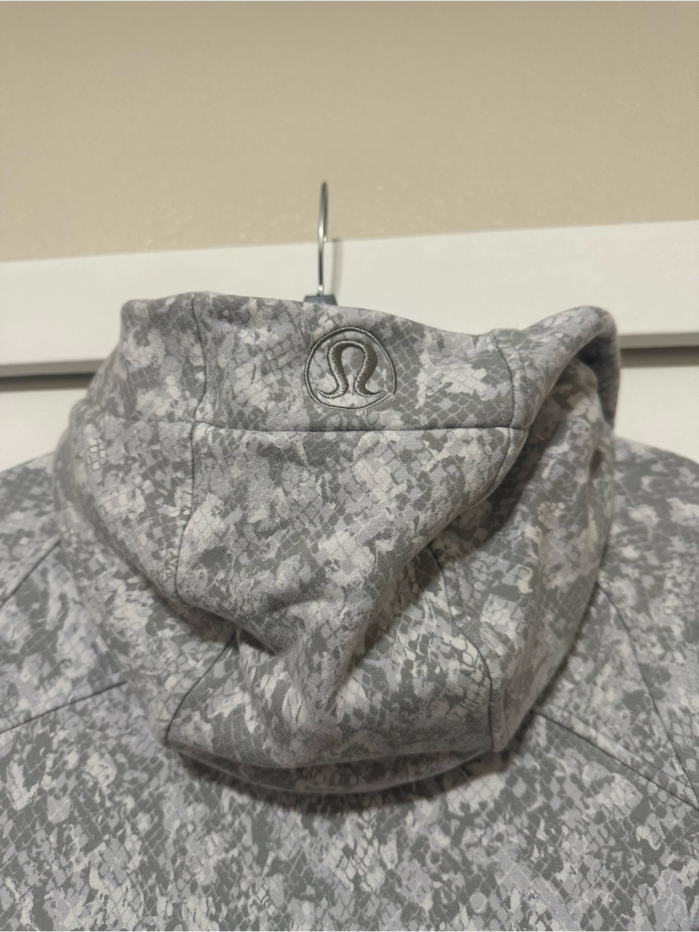lululemon athletica Light Gray Patterned Hooded Bomber Jacket - Picture 4 of 4
